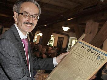 Was für eine Überraschung: Dieter Bordihn schenkte seinem Vorstandskollegen bei der Kulmbacher Bank, Stephan Ringwald (Bild), zum sechzigsten Geburtstag eine Originalausgabe der Welt vom 21. April 1956. Damals machte der Bruch der FDP mit Kanzler Adenauer Schlagzeilen. Foto: Sonja Adam
