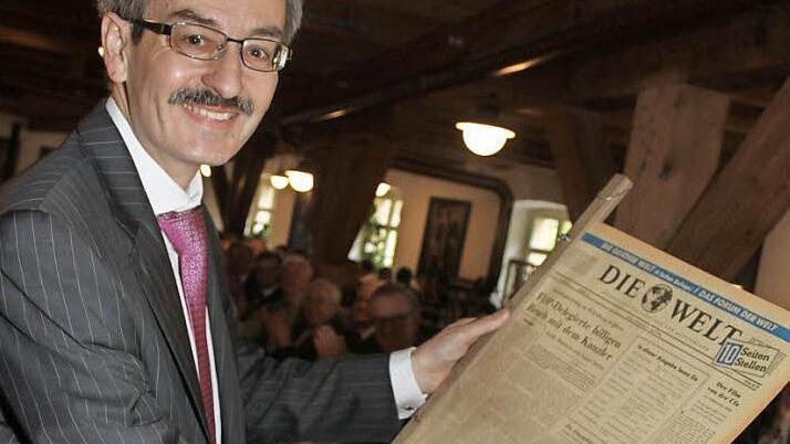 Was für eine Überraschung: Dieter Bordihn schenkte seinem Vorstandskollegen bei der Kulmbacher Bank, Stephan Ringwald (Bild), zum sechzigsten Geburtstag eine Originalausgabe der Welt vom 21. April 1956. Damals machte der Bruch der FDP mit Kanzler Adenauer Schlagzeilen. Foto: Sonja Adam
