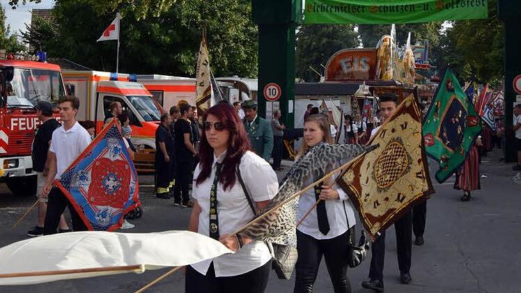 Die Jugend führte nach der Proklamation den Schützenauszug zum Rathaus an. Foto: Andreas Welz