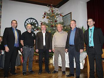 Mario Digel (links), der Vorsitzende des Musikvereins Edelweiß, ernannte (von links) Leo Hartmann, Edgar Wardenburg, Georg Köth und Manfred Füller zu Ehrenmitgliedern. Mit ihnen freut sich auch der stellvertretende Vorsitzende Peter Metz (rechts). Foto: Stefan Metz
