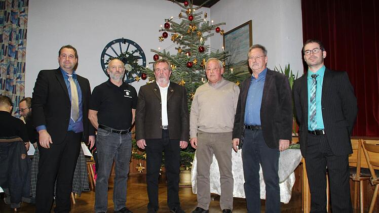 Mario Digel (links), der Vorsitzende des Musikvereins Edelweiß, ernannte (von links) Leo Hartmann, Edgar Wardenburg, Georg Köth und Manfred Füller zu Ehrenmitgliedern. Mit ihnen freut sich auch der stellvertretende Vorsitzende Peter Metz (rechts). Foto: Stefan Metz
