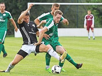 Hart umkämpft waren die Zweikämpfe zwischen den Sonnefelder und Neudrossenfelder Spielern. Am Ende hatten die Gäste das bessere Ende und siegten mit 2:1. Foto: Lisa Hümmer