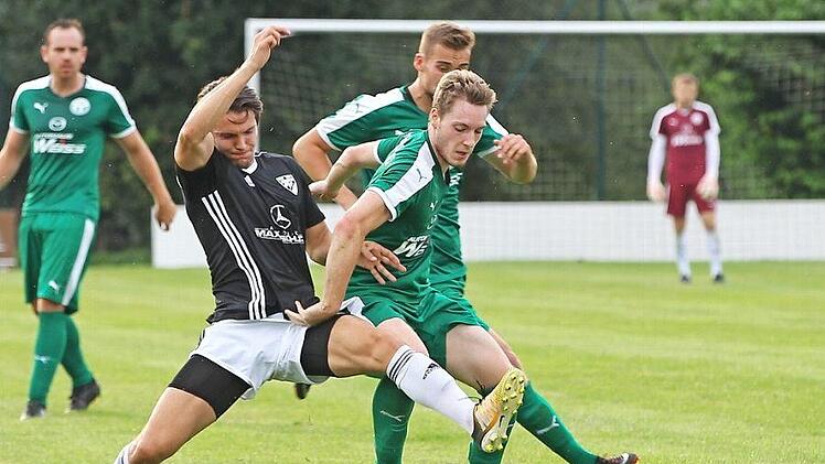 Hart umkämpft waren die Zweikämpfe zwischen den Sonnefelder und Neudrossenfelder Spielern. Am Ende hatten die Gäste das bessere Ende und siegten mit 2:1. Foto: Lisa Hümmer