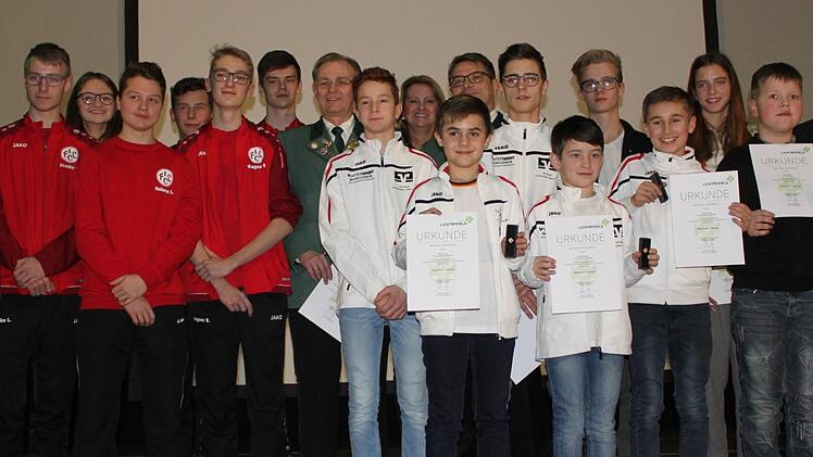 Die Ehrennadel in Bronze erhielten diese Sportler.