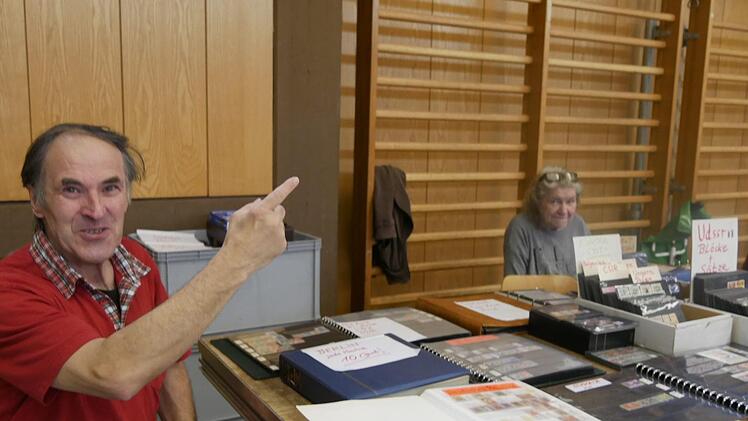 Aus Rehau kommt Herbert Putz mit seiner Frau seit gut zehn Jahre nach  Neustadt und bringt seine Sammelschätze mit. Er ist  Spezialist für  Briefmarken. Foto: Manja von Nida