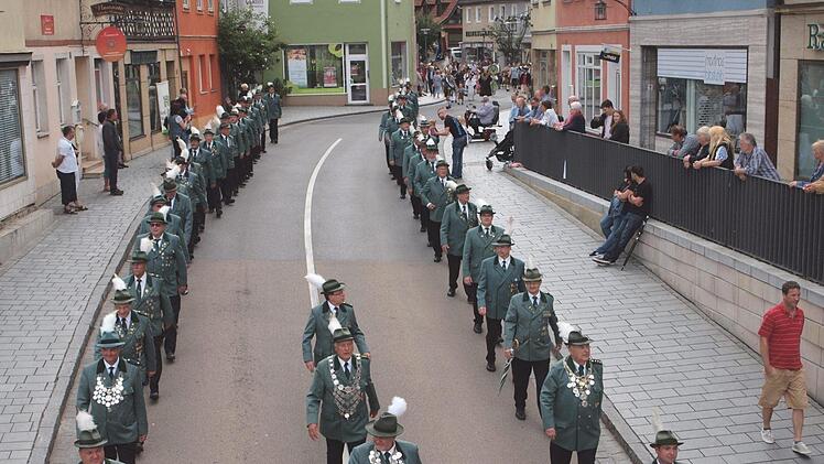 Die Schützen der Lichtenfelser Schützengesellschaft beeindruckten in ihren schmucken Uniformen. Foto: Alfred Thieret