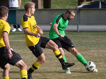 Der Islinger Tobias Knauer (rechts) hat sich in den Strafraum vorgek&auml;mpft und setzt, angegangen vom K&uuml;pser Johannes Glier, zur Flanke an. Foto: Heinrich Wei&szlig;