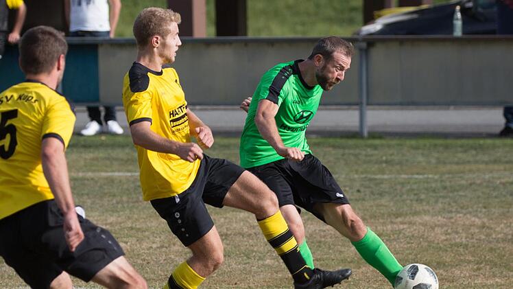 Der Islinger Tobias Knauer (rechts) hat sich in den Strafraum vorgek&auml;mpft und setzt, angegangen vom K&uuml;pser Johannes Glier, zur Flanke an. Foto: Heinrich Wei&szlig;
