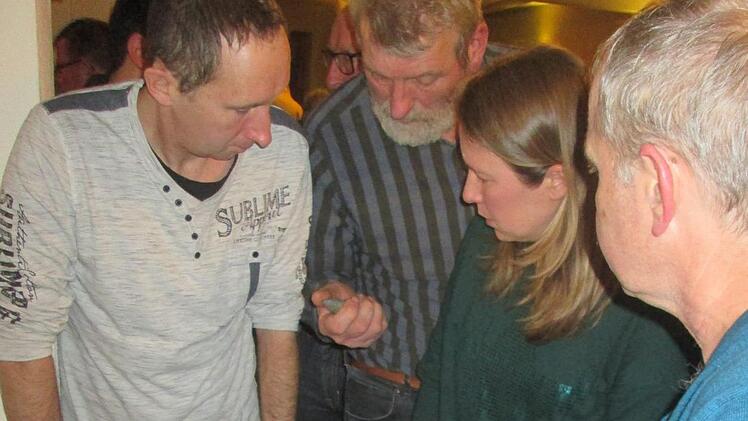 Die Relikte aus grauer Vorzeit weckten das Interesse vieler Besucher.                                 Foto: Winfried Ehling
