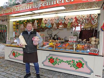 Willi Buch bietet am Rathaus in Eggolsheim seine Süßwaren an den Adventssonntagen an.   Foto: Mathias Erlwein