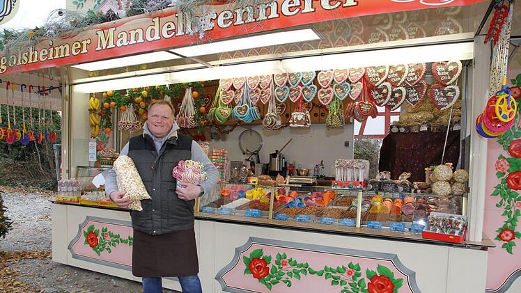 Willi Buch bietet am Rathaus in Eggolsheim seine Süßwaren an den Adventssonntagen an.   Foto: Mathias Erlwein