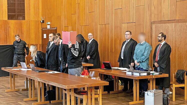 nsgesamt drei Männer müssen sich vor dem Landgericht Schweinfurt wegen des gewaltsamen Todes eines Bekannten verantworten.