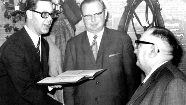 Der Stimmkreisabgeordnete Hans de With, später parl. Staatssekretär im Justizministerium (links), mit Arno Metter (mitte) bei einer Ehrung in Ebern.