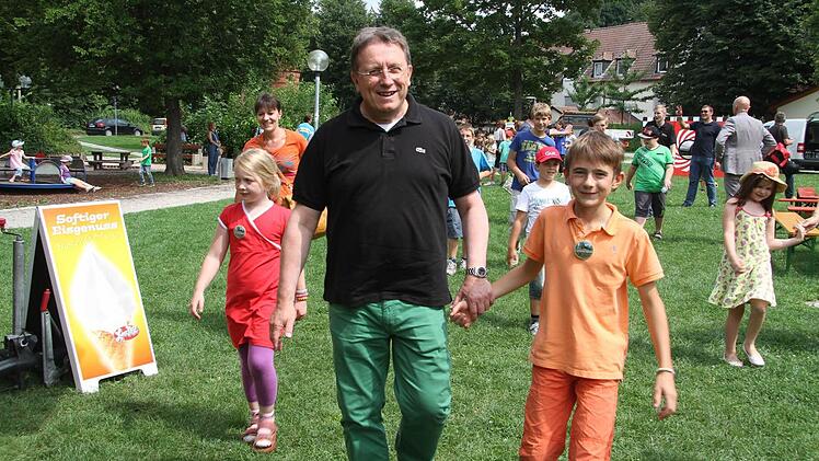 Carlos Dück schnappt sich selbstbewusst den Oberbürgermeister und schleppt ihn Richtung Hüpfburg.