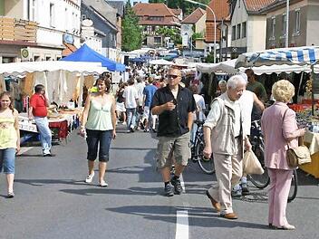 Am Kirchweihsonntag wird die Von-Würtzburg-Straße in Mitwitz zur Einkaufsmeile.  Foto: Herbert Fischer