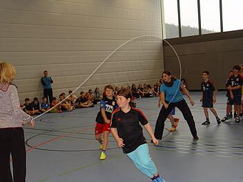 Zahlreiche Sprungvarianten übten die Schüler unter Anleitung von Trainerin Yvonne Rininsland und Sportlehrerin Elke Hauswald beim Kurs in der Bad Brückenauer Realschule. Foto: Brigitta Kempe-Wolf