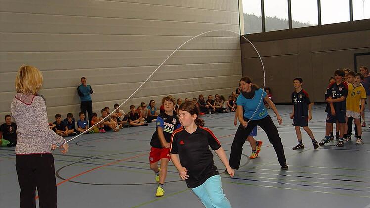 Zahlreiche Sprungvarianten übten die Schüler unter Anleitung von Trainerin Yvonne Rininsland und Sportlehrerin Elke Hauswald beim Kurs in der Bad Brückenauer Realschule. Foto: Brigitta Kempe-Wolf