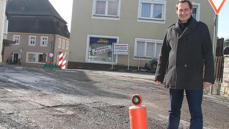 Auch der Kreuzungsbereich Bahnhofstraße wird neu asphaltiert, zeigt Bürgermeister Roland Wolfrum.