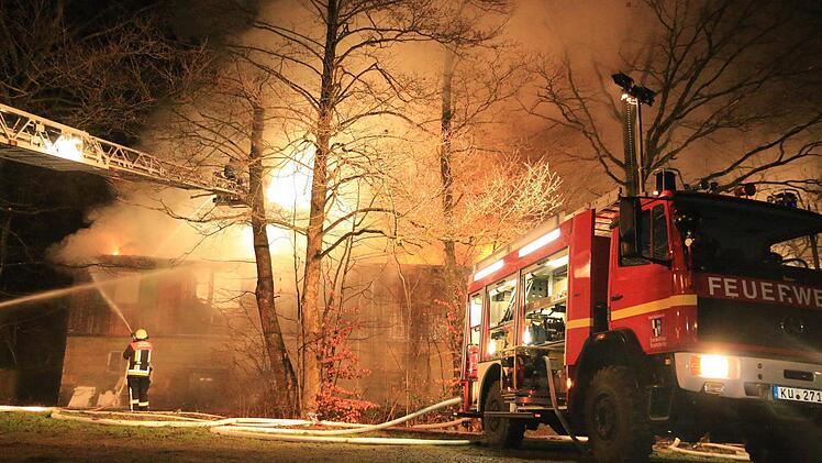 Großeinsatz in einer Sozialunterkunft in Ziegelhütten. Bei dem Feuer stirbt am Sonntag ein 61-jähriger Mann. Foto:Ferdinand Merzbach