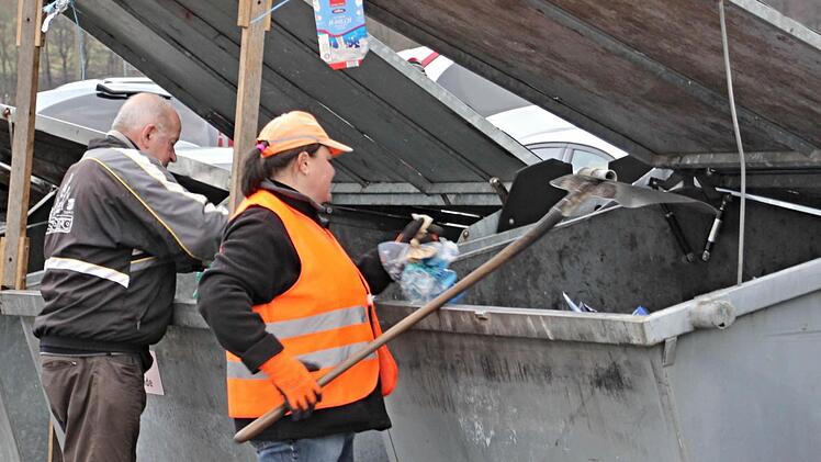 Ludmilla Kutscher schafft Platz im Container. Foto: Helmut Will
