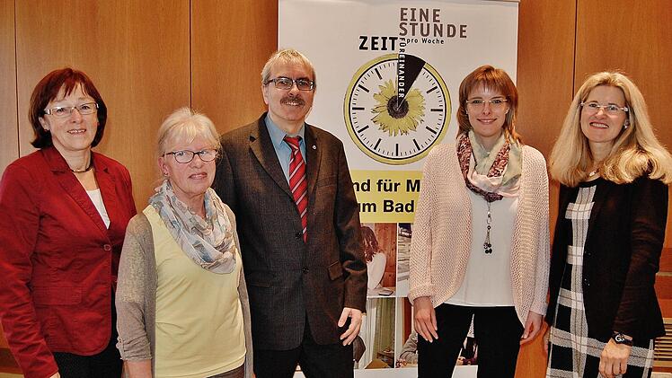 Das Koordinationsteam und sein Mentor: (von links) Helga Vierheilig, Elisabeth Wagner, Diakon Christoph Glaser, Barbara Voll und Gabriele Makowka.  Foto: Sigismund von Dobschütz