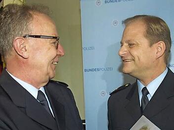 Mit Klemens Wolf (links) verabschiedete das Aus- und Fortbildungszentrum der Bundespolizei eine der Säulen der Behörde, der er fast 42 Jahre lang in verantwortlichen Positionen gedient hatte. Seine Leistungen würdigte der Leiter des Standortes, Polizeioberrat Ralf Wiegand.  Fotos: Stefan Geiger