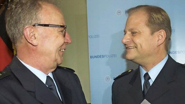 Mit Klemens Wolf (links) verabschiedete das Aus- und Fortbildungszentrum der Bundespolizei eine der Säulen der Behörde, der er fast 42 Jahre lang in verantwortlichen Positionen gedient hatte. Seine Leistungen würdigte der Leiter des Standortes, Polizeioberrat Ralf Wiegand.  Fotos: Stefan Geiger