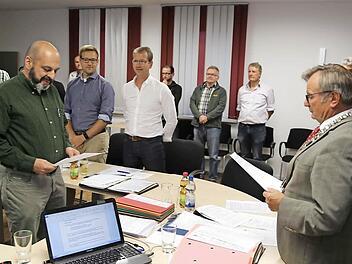 Bürgermeister Reinhard Seeber (r.) vereidigt den neuen Gemeinderat Frank Heuler (l.). Foto: Franz Galster