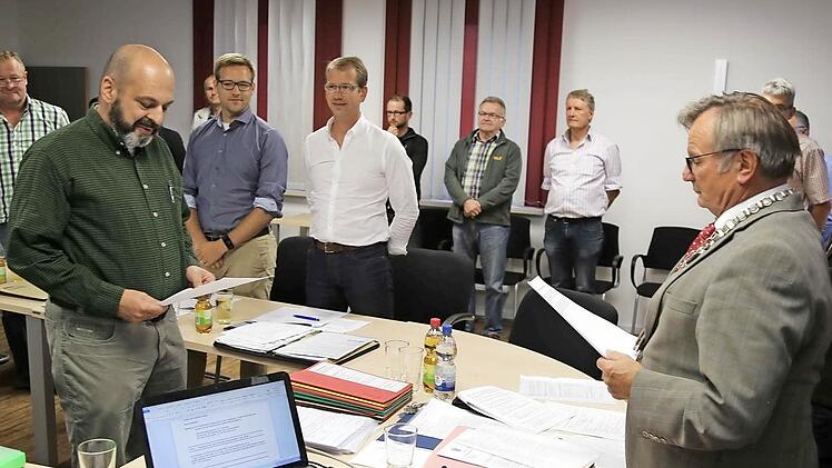 Bürgermeister Reinhard Seeber (r.) vereidigt den neuen Gemeinderat Frank Heuler (l.). Foto: Franz Galster