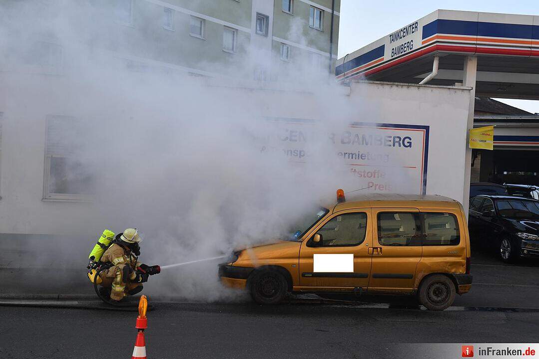 Auto fängt Feuer an Tankstelle in Bamberg