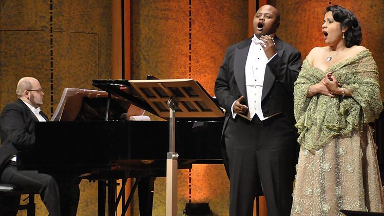 Die Sopranistin Camila Ribero-Souza, der Tenor Siyabonga Maqungo und der Pianist Robert Jacob (von rechts) bezauberten mit hinreißenden Liedern und Operettenmelodien jüdischer Komponisten und Librettisten.