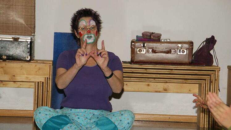 Bei Umweltclownin Ines Hansen wird die Schulstunde zum Spiel.