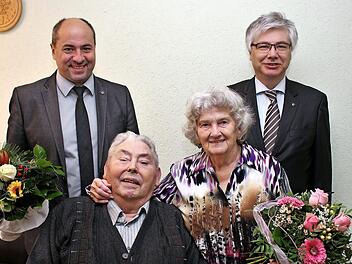 Michael und Adelgunde Hofmann mit Bürgermeister Johannes Krapp (links) und dem stellvertretenden Landrat Rüdiger Gerst Foto: E. Seeger