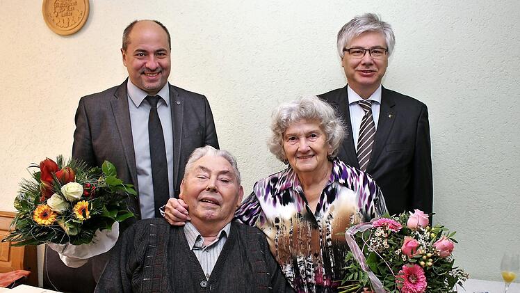 Michael und Adelgunde Hofmann mit Bürgermeister Johannes Krapp (links) und dem stellvertretenden Landrat Rüdiger Gerst Foto: E. Seeger