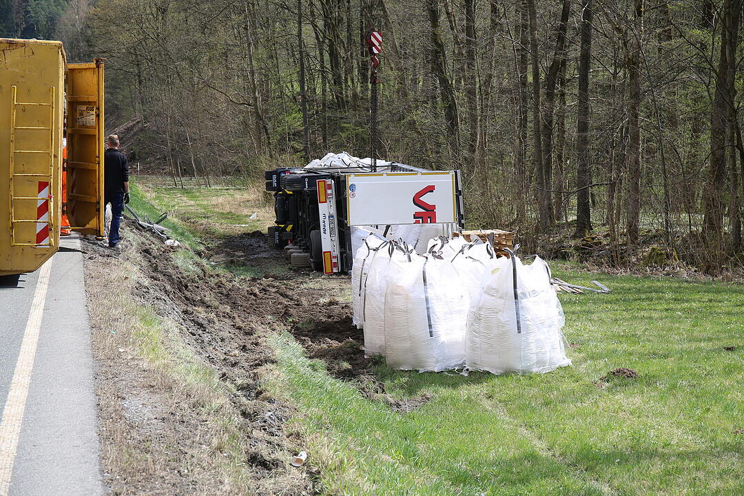 Bad Berneck. Lkw stürzt Abhang hinab