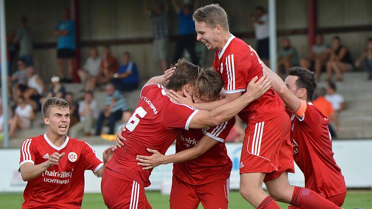 Gro&szlig;e Freude nach dem Treffer zum 3:2:   Torsch&uuml;tze   Andreas Mahr (links) feiert mit seinen Teamkollegen      den Sieg gegen den SV Friesen. Fotos: Gunther Czepera