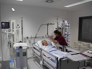 Schwester Heike Baum hat auf der neuen Intensivstation am Höchstadter Krankenhaus ideale Arbeitsbedingungen. Foto: Andreas Dorsch