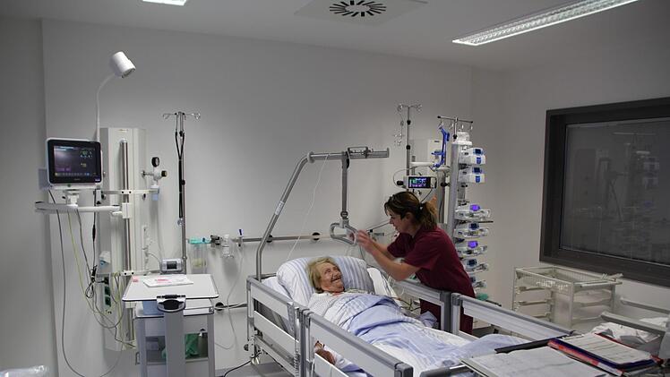Schwester Heike Baum hat auf der neuen Intensivstation am Höchstadter Krankenhaus ideale Arbeitsbedingungen. Foto: Andreas Dorsch