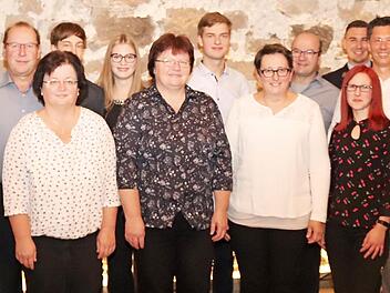 Die Geehrten mit den Ehrengästen und den Vorständen (v. l. vorne): Marianne Zimmermann, Wolfgang Glotz, Renate Schmitt, Christa Hartenfels, Evelyn Berier, Silke Hofmann Georg Römer; dahinter Jürgen Völlner, Marc Berier, Theresa Beier, Christian Kaspar, Thomas Berier, Michael Ort, Thomas Bolzmann, Bürgermeister Gerald Brehm, Daniel Scheller