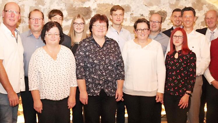 Die Geehrten mit den Ehrengästen und den Vorständen (v. l. vorne): Marianne Zimmermann, Wolfgang Glotz, Renate Schmitt, Christa Hartenfels, Evelyn Berier, Silke Hofmann Georg Römer; dahinter Jürgen Völlner, Marc Berier, Theresa Beier, Christian Kaspar, Thomas Berier, Michael Ort, Thomas Bolzmann, Bürgermeister Gerald Brehm, Daniel Scheller
