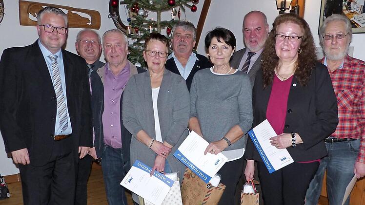 Ehrungen beim VdK-Ortsverband Rugendorf; im Bild (von links): Marc Benker, Albert Müller, Fritz Rösch, Sonja Schütz, Harald Hohner, Margitte Pöhlmann, Bürgermeister Ralf Holzmann, Jeannette Dreßel und Winfried Dreßel Foto: Klaus-Peter Wulf