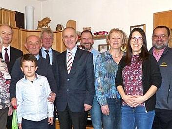 Unser Geburtstagsbild zeigt (von links) Enkelin Anke Brendel, Ehefrau Meta Knarr, den Vorstandsvorsitzenden der Raiffeisenbank Oberland, Ralph Goller, Enkel Jakob Knarr, Jubilar Peter Knarr, Vorstand Peter Girndt, Bürgermeister Franz Uome, Sohn Oswald Knarr, Tochter Maria Brendel, Schwiegertochter Mandy Knarr, Volker Czapinski, Schwiegersohn Mathias Brendel und FWV-Obmann Reiner Meisel.  Foto: Klaus-Peter Wulf