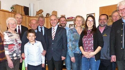 Unser Geburtstagsbild zeigt (von links) Enkelin Anke Brendel, Ehefrau Meta Knarr, den Vorstandsvorsitzenden der Raiffeisenbank Oberland, Ralph Goller, Enkel Jakob Knarr, Jubilar Peter Knarr, Vorstand Peter Girndt, Bürgermeister Franz Uome, Sohn Oswald Knarr, Tochter Maria Brendel, Schwiegertochter Mandy Knarr, Volker Czapinski, Schwiegersohn Mathias Brendel und FWV-Obmann Reiner Meisel.  Foto: Klaus-Peter Wulf