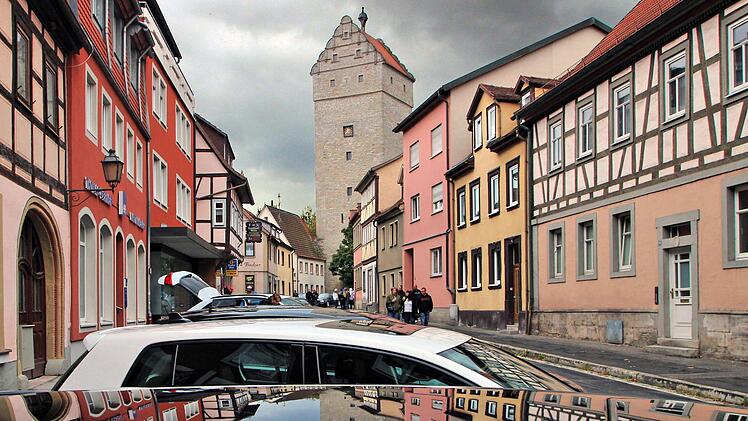 n einem Autodach, das anlässlich des GTI-Treffens auf Hochglanz poliert  wurde, spiegelt sich das altehrwürdige obere Tor. Foto: Dieter Britz