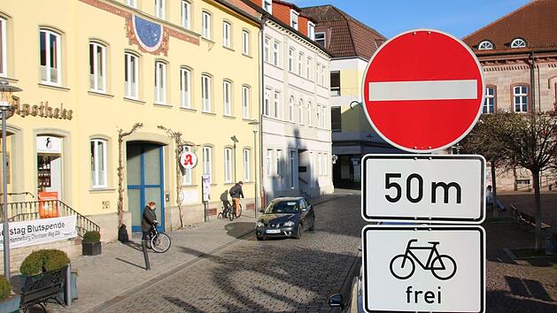 Die Kissinger Straße ist zwischen Marktplatz und Kreisverkehr zwar Einbahnstraße, Fahrräder sind stadtauswärts jedoch zugelassen. Die Regelung sorgt immer wieder für Unklarheiten und gefährliche Situationen. Foto: Ralf Ruppert