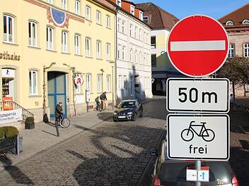 Die Kissinger Straße ist zwischen Marktplatz und Kreisverkehr zwar Einbahnstraße, Fahrräder sind stadtauswärts jedoch zugelassen. Die Regelung sorgt immer wieder für Unklarheiten und gefährliche Situationen. Foto: Ralf Ruppert
