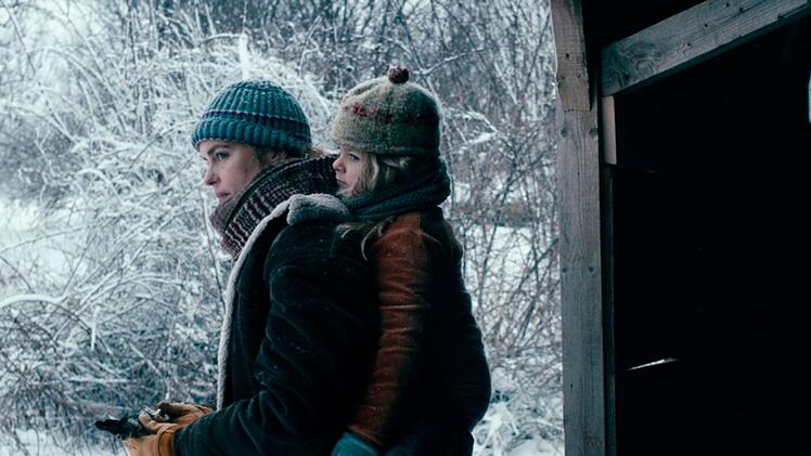 Wiebke (Nina Hoss, links) adoptiert die kleine Raya  (Katerina Lipovska). Doch das Zusammenleben gestaltet sich schwieriger als gedacht. Trotz Rayas Wut- und Gewaltausbr&uuml;chen versucht die verzweifelte Mutter eine Verbindung zu dem M&auml;dchen aufzubauen.