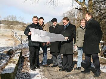 Die Brücke wird verbreitert, die Straße nach Sackenreuth erhält eine neue Asphaltdecke. Über die geplanten Arbeiten informierten (von links) Junion-Chef Matthias Rohleder von der Firma ROH-Bau, Ködnitz, Bauleiter Michael Barnickel vom städtischen Tiefbauamt, Stadtbaudirektor Gerd Belke, Oberbürgermeister Henry Schramm, Geschäftsführer Dieter Wagner von der Planungsfirma iplan und der Leiter der Tiefbauabteilung der Stadt Kulmbach, Ingo Wolfgramm. Foto: Katrin Geyer