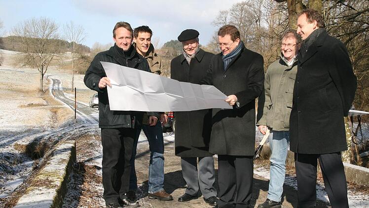 Die Brücke wird verbreitert, die Straße nach Sackenreuth erhält eine neue Asphaltdecke. Über die geplanten Arbeiten informierten (von links) Junion-Chef Matthias Rohleder von der Firma ROH-Bau, Ködnitz, Bauleiter Michael Barnickel vom städtischen Tiefbauamt, Stadtbaudirektor Gerd Belke, Oberbürgermeister Henry Schramm, Geschäftsführer Dieter Wagner von der Planungsfirma iplan und der Leiter der Tiefbauabteilung der Stadt Kulmbach, Ingo Wolfgramm. Foto: Katrin Geyer