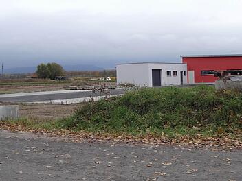 Der Neubau des Albertshöfer Feuerwehrhauses ist weit fortgeschritten. Wo der Erdhügel zu sehen ist,  kommt bald die Verbreiterung der Straße und der neue Gehweg hin. Das beschlossen die Räte am Dienstag.  Foto: es